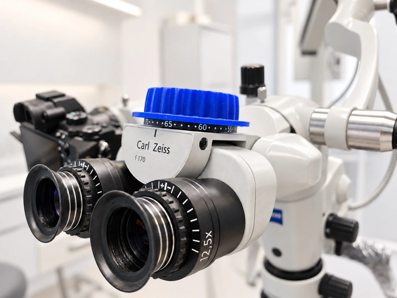 Настоящий стоматологический микроскоп Carl Zeiss в кабинете